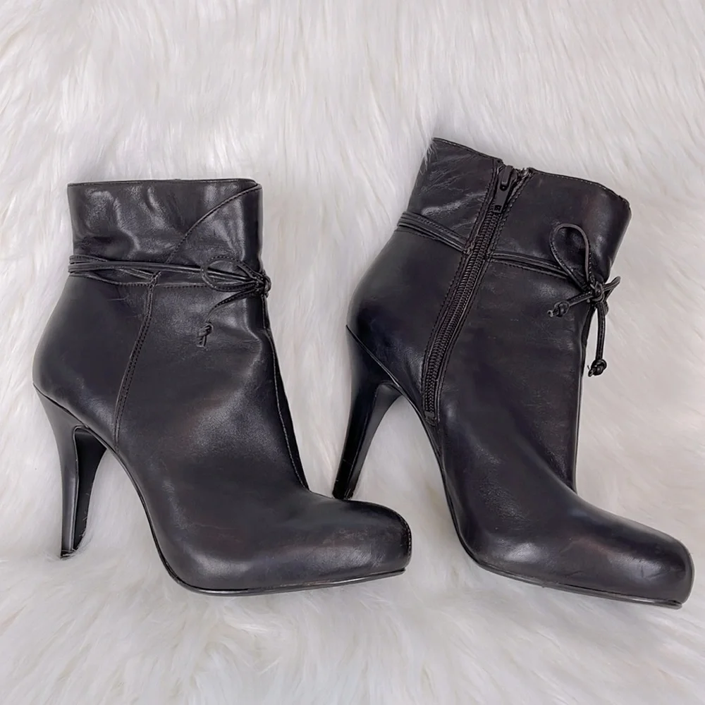 NINE WEST BROWN BOW ACCENT BOOTIES